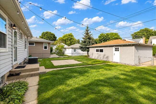 Building Photo - 5348 N Lydell Ave