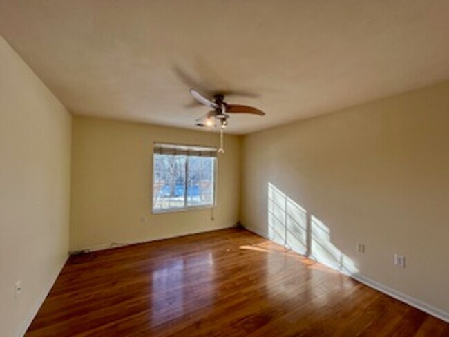 Building Photo - Great 2 Bedroom 2 Bathroom condo on the ea...