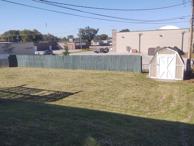 Building Photo - SW 413/415 Milan