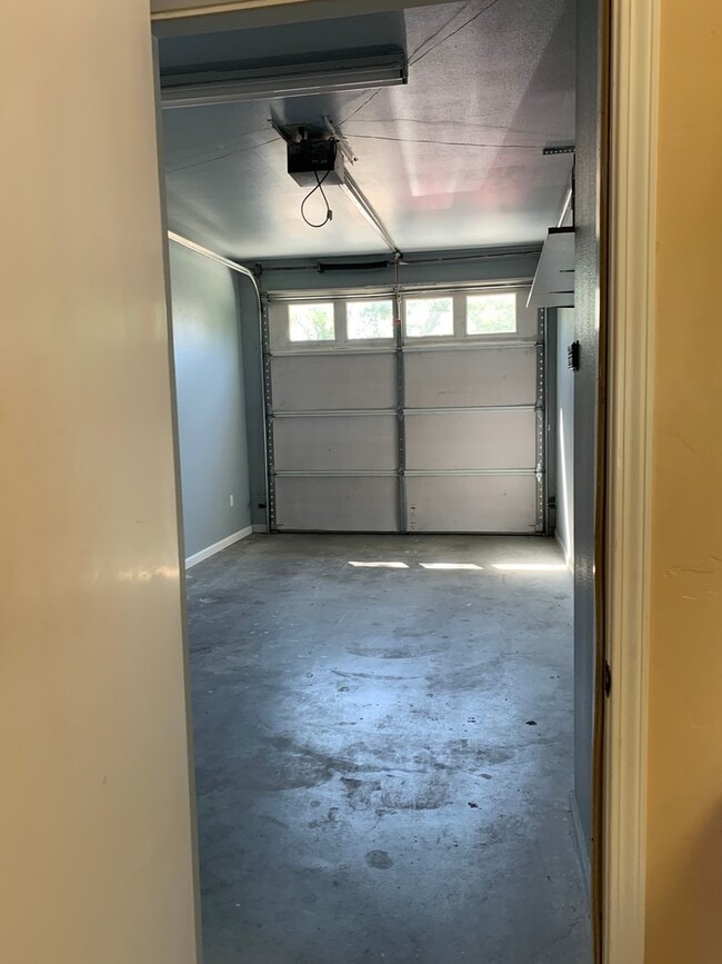 Building Photo - Studio