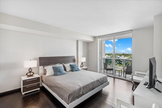 Building Photo - 10275 Collins Ave