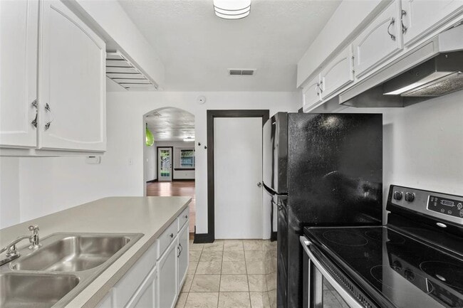 Building Photo - 826 Seacliff Dr