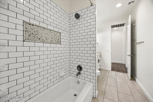 Building Photo - 1643 Stratford Pl