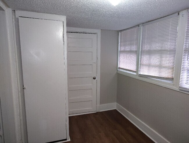 Building Photo - Move-in Special! 1/2 off first month's rent!