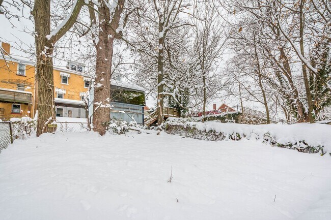 Building Photo - Beautiful 3 bedroom home in Pittsburgh available July 1!