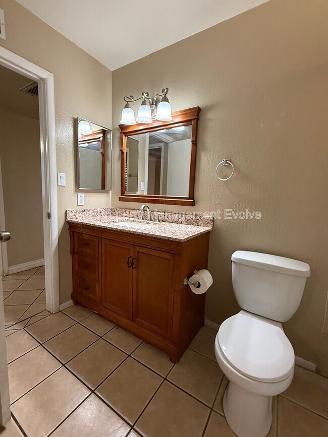 Building Photo - 1637 W Muriel Dr