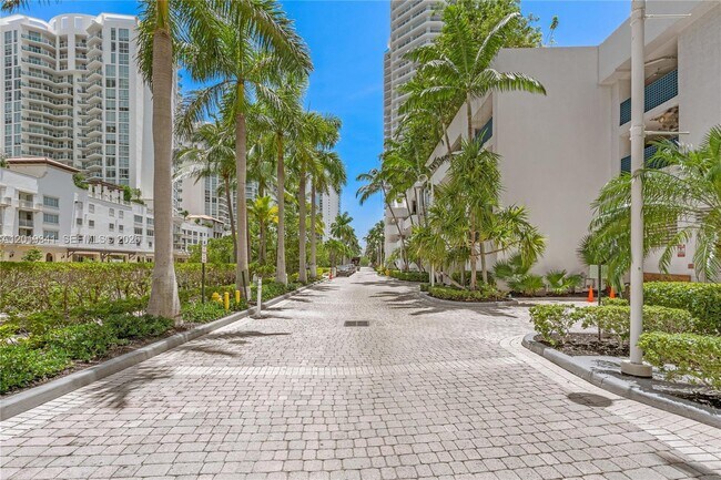 Building Photo - 16500 Collins Ave