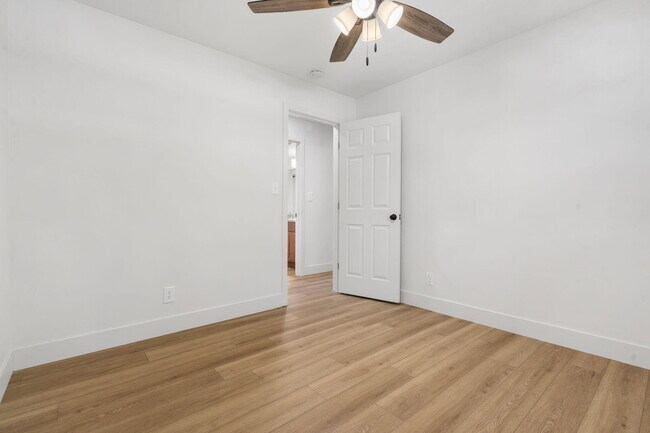 Building Photo - 2302 S Hampton Ave