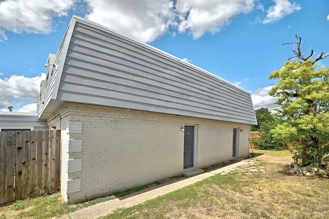 Building Photo - 2208 Mission Hill Dr