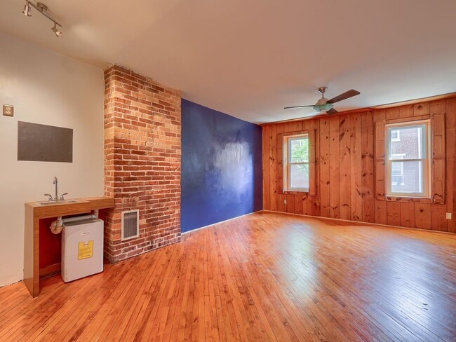 Building Photo - Large 2BR/2BTH house on Penn St!