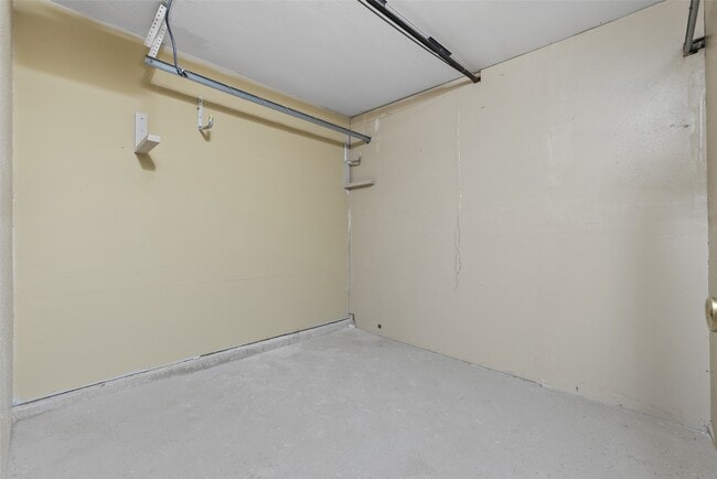 Building Photo - 13051 Meadowline Dr