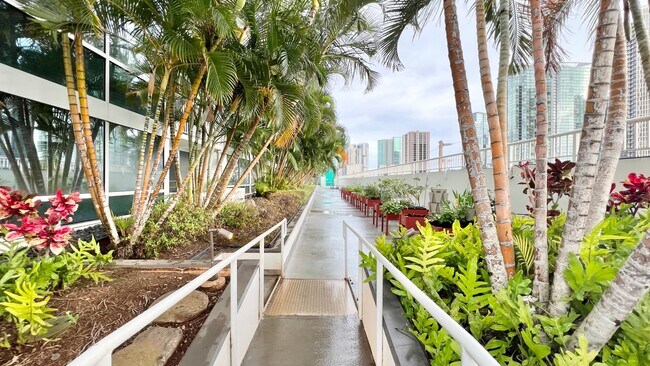 Building Photo - MOVE-IN READY 1 BED/1 BATH/1 PRKG IN 909! ...