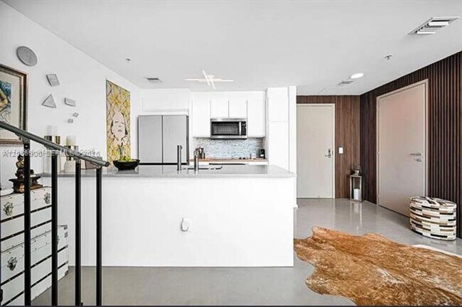 Building Photo - 300 S Biscayne Blvd