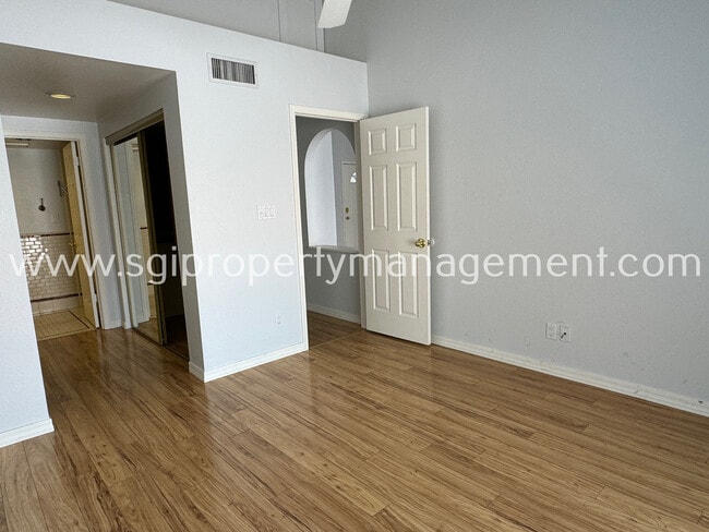 Building Photo - 945 N Pasadena-53