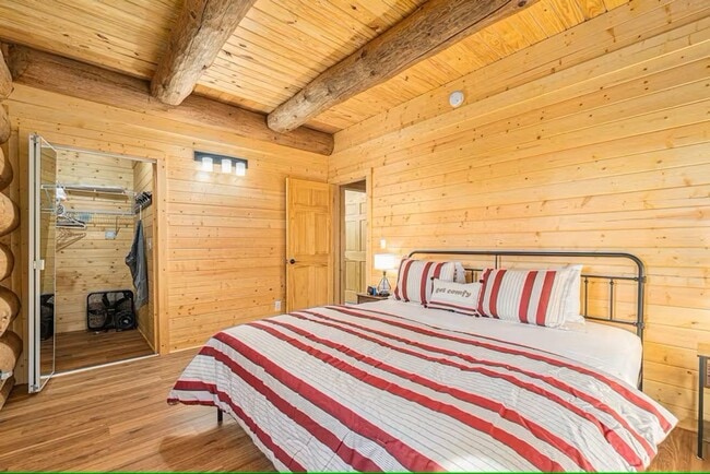 Building Photo - Furnished Log Cabin Extended Stay Summer Rental