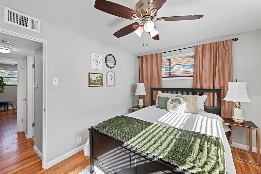 Building Photo - 10128 Manchester Rd