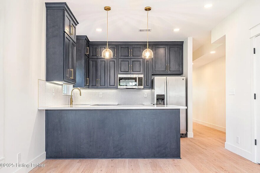 Building Photo - 935 E Madison St