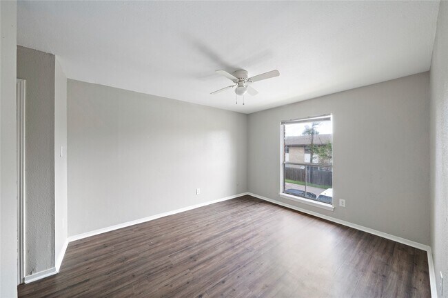 Building Photo - 2202 16th Ave N