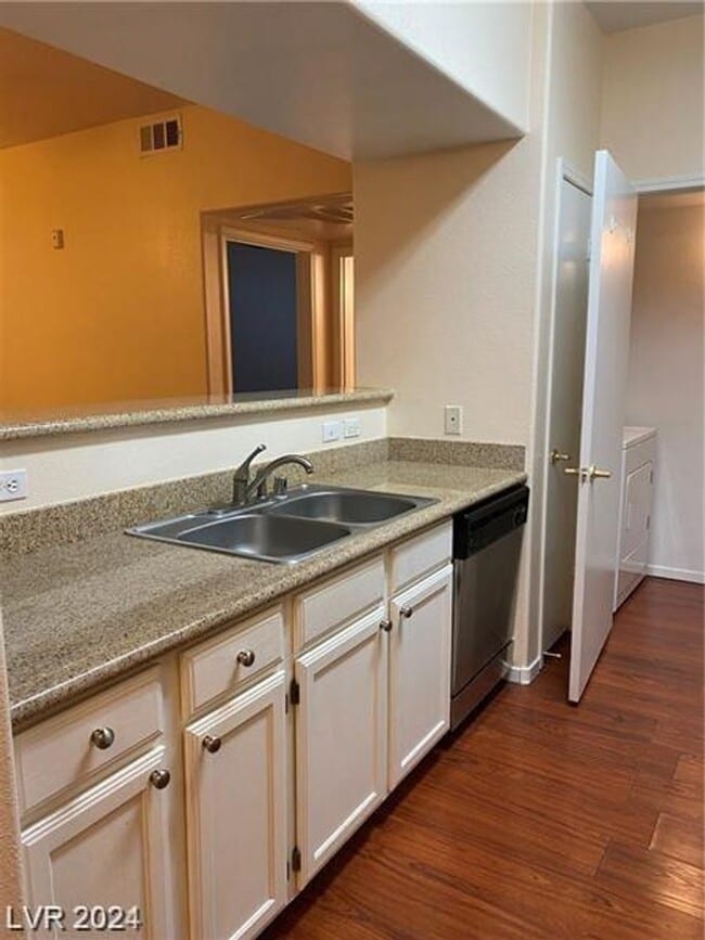 Building Photo - Very Nice & Clean Downstairs Unit In South...