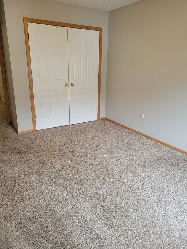 Building Photo - Middle Unit Townhouse