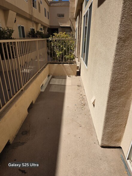 Building Photo - 5242 Vesper Ave