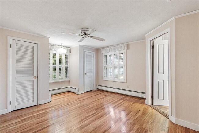 Building Photo - 14 Rip Van Winkle Cir