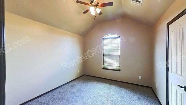 Building Photo - Large Lot, Big Space