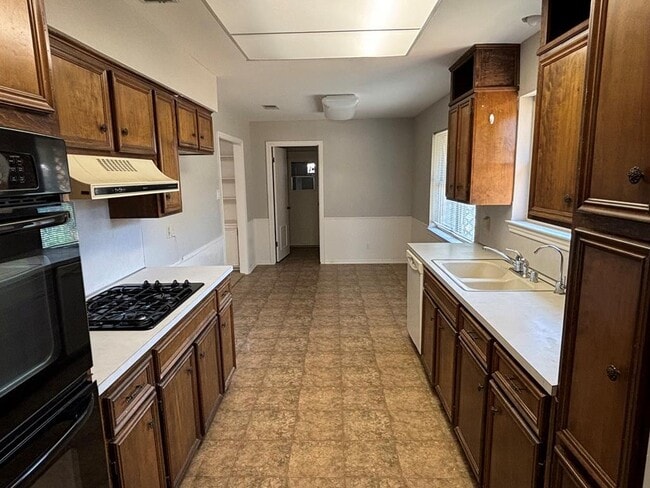 Building Photo - 4201 Valley Dr