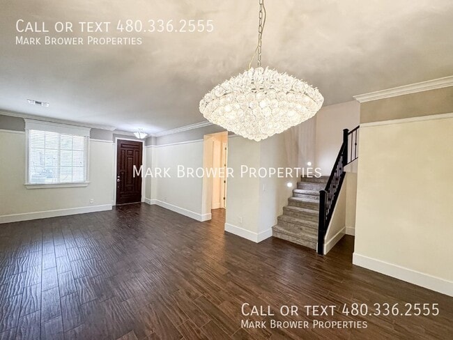 Building Photo - 1042 W Oleander Ave