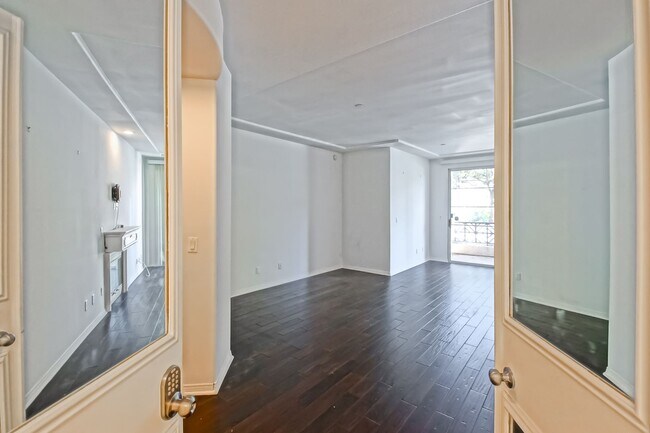 Building Photo - Remodeled Corner 3+2 Unit with Luxury Finishes Near Century City & Westwood