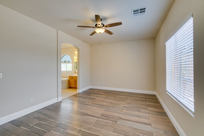 Building Photo - Spacious & Beautiful 3-Bedroom Home in Gat...
