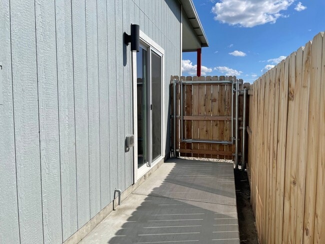 Building Photo - 3 bedroom, Modern Duplex available soon!