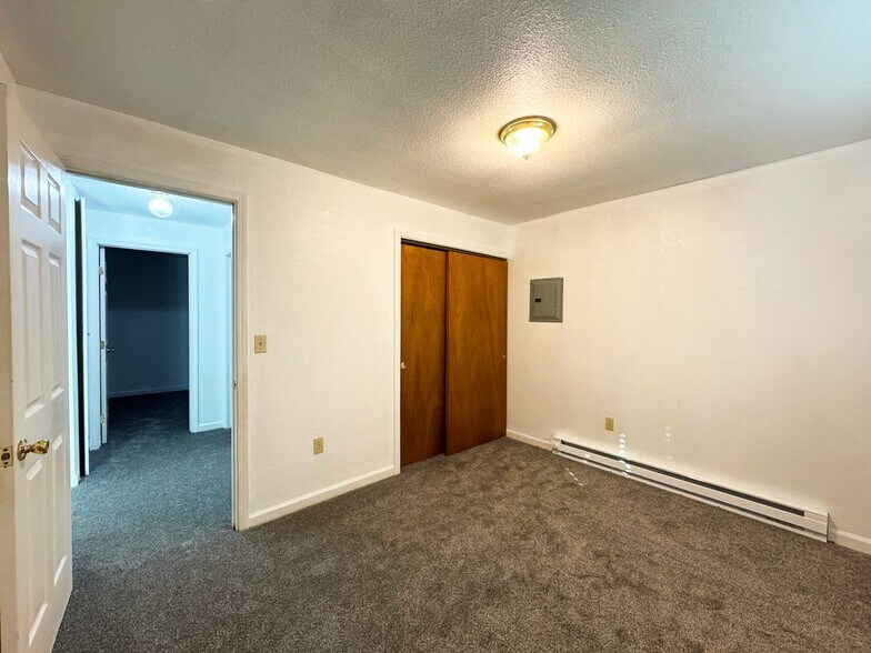 Building Photo - 2148 Primrose Dr