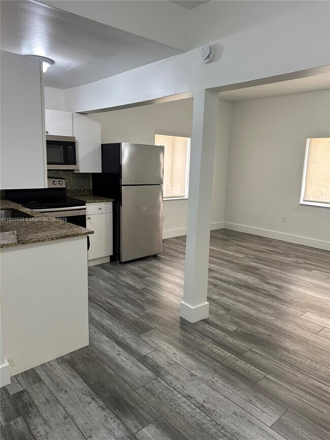 Building Photo - 2500 NE 192 St