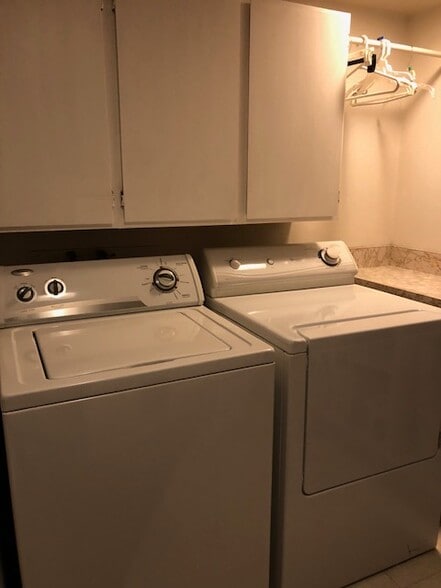 Laundry Machines - 819 Rubis Dr