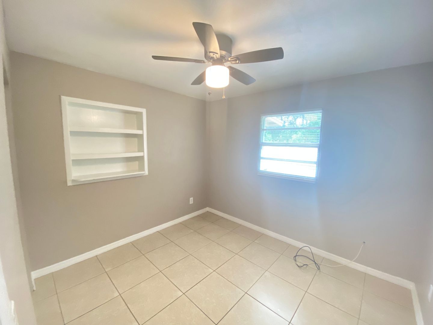 Building Photo - Nice 3 bedroom 2 bathroom House with Scree...