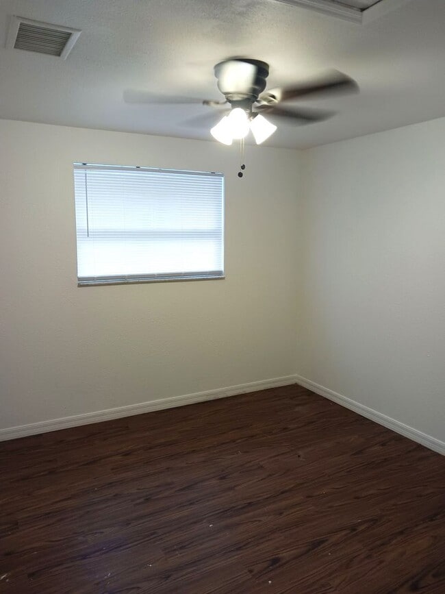 Building Photo - Spacious 3 bedroom / 1 Bath Single Family Home