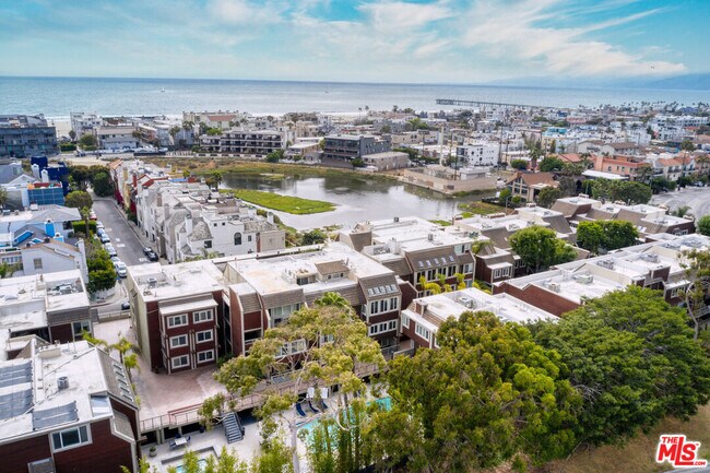 Building Photo - 4250 Vía Dolce