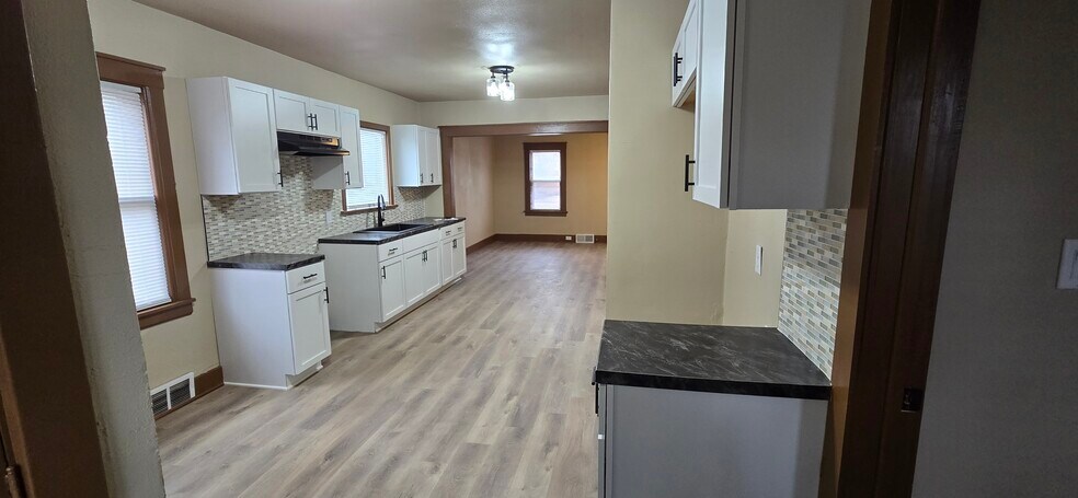 Building Photo - 915 State St