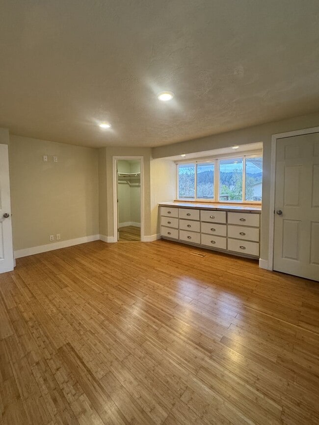 Building Photo - 5-Bed, 3-Bath in South Eugene