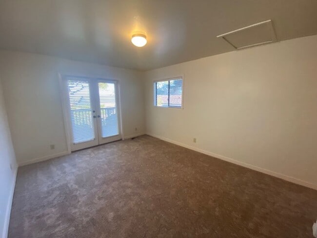 Building Photo - Cozy Monterey Home!