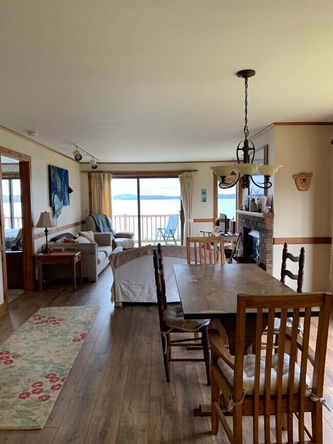 Building Photo - 383 Holbrook Bay Cmns