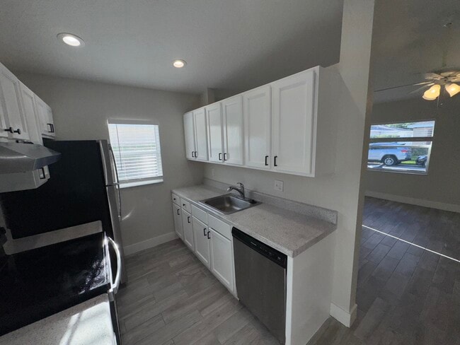 Building Photo - 553 E Ridge Cir N