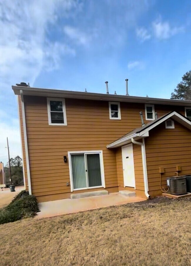 Building Photo - Welcome to this stylish and contemporary 2-bedroom, 1.5-bathroom corner townhome in Stockbridge!