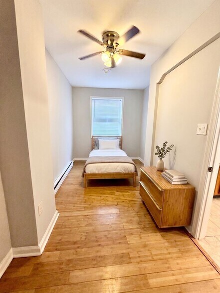 Building Photo - Rare 5-Bedroom Gem in Kingsessing