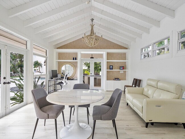 Building Photo - 411 Poinciana Dr