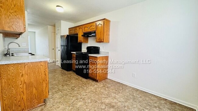 Building Photo - Creekwood Townhomes with 2-vehicle garage ...