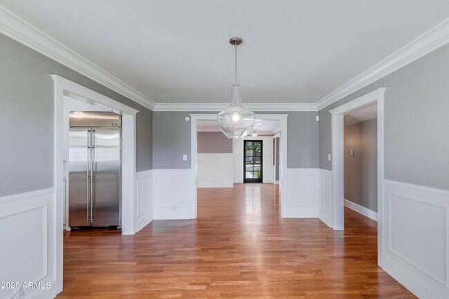 Building Photo - 4302 E Whitton Ave