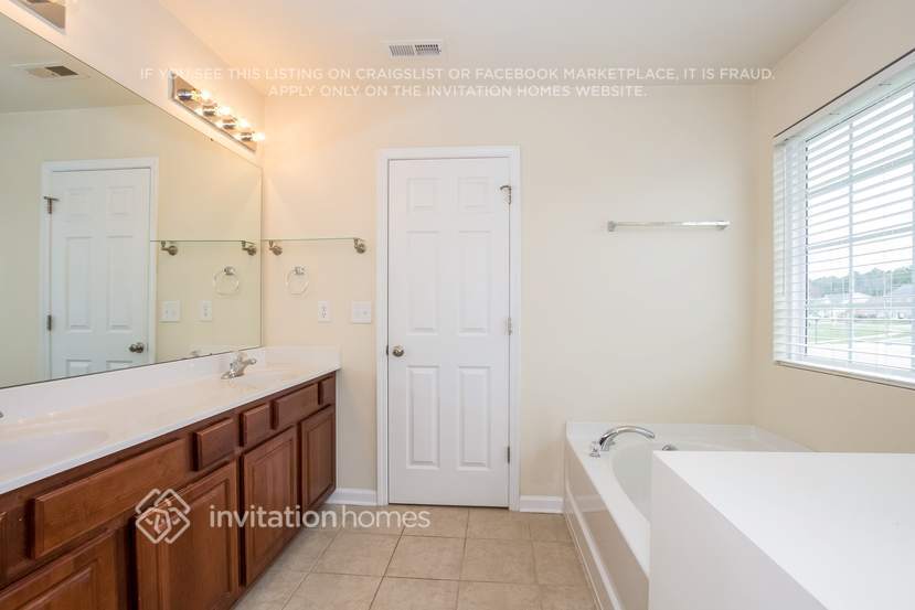 Building Photo - 1004 Oakstone Dr