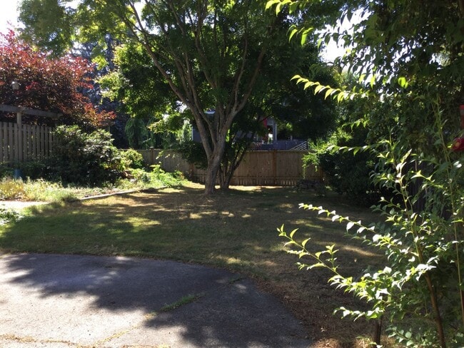 Building Photo - Charming Home in Seattle-Maple Leaf Area!